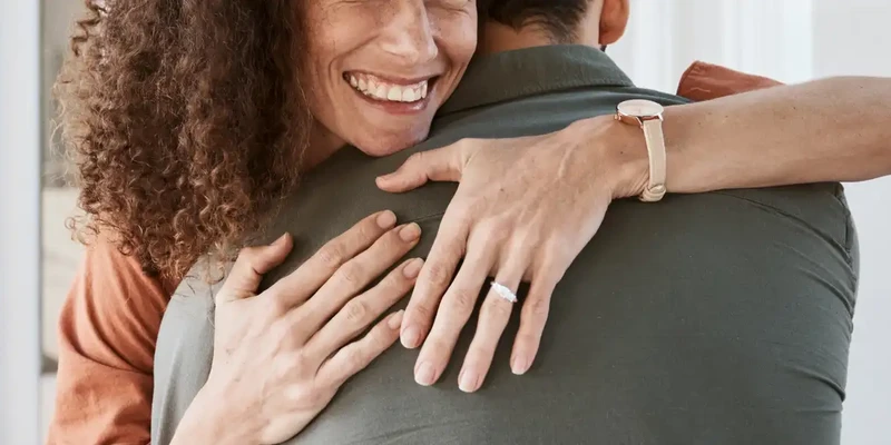 kembali therapy woman hugging husband